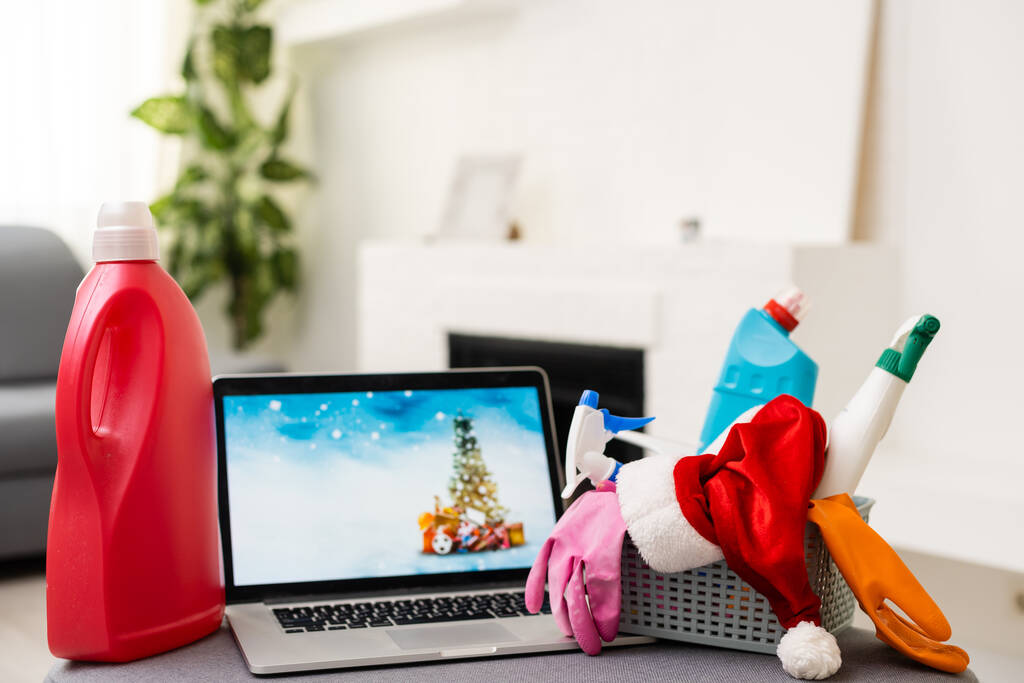 Как эффективно убрать дом перед зимними праздниками?