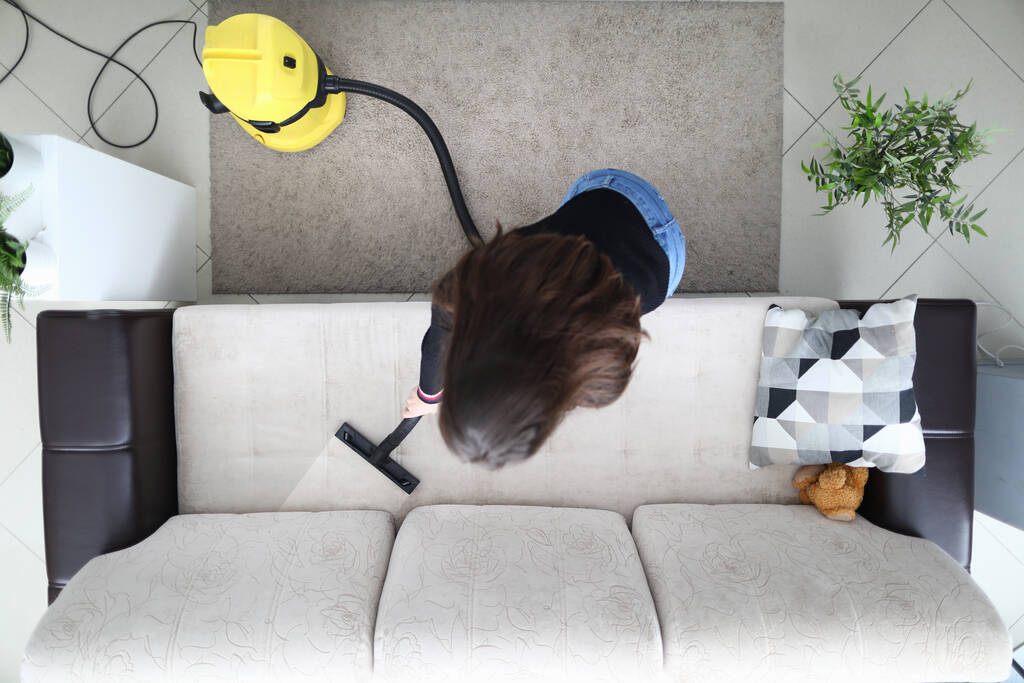 De ce ar trebui să-mi curăț canapeaua?